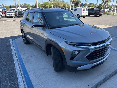 Used 2025 Chevrolet TrailBlazer LT w/ Convenience Package FWD image 3
