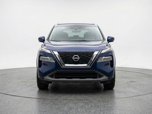 Used 2025 Nissan Rogue SV image 2