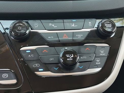 Used 2024 Chrysler Pacifica Touring-L FWD image 28