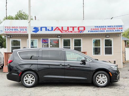 Used 2023 Chrysler Pacifica Touring-L FWD image 3