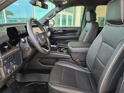 Used 2025 Chevrolet Suburban Premier RWD image 9