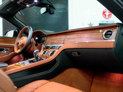 Used 2022 Bentley Continental GT V8 image 57
