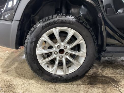 Used 2019 Jeep Cherokee Latitude w/ Popular Appearance Group image 18