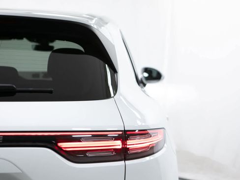Certified 2022 Porsche Cayenne AWD/4WD image 21