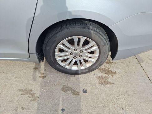 Used 2014 Toyota Sienna XLE image 11