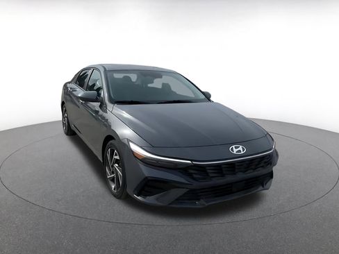 Used 2025 Hyundai Elantra SEL image 3