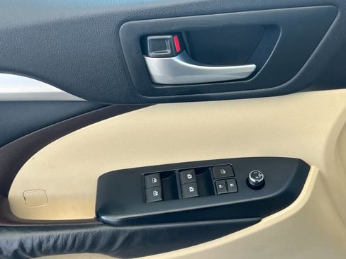 Used 2014 Toyota Highlander XLE image 13