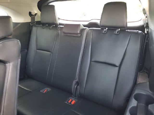 Used 2020 Toyota Highlander XLE FWD image 34