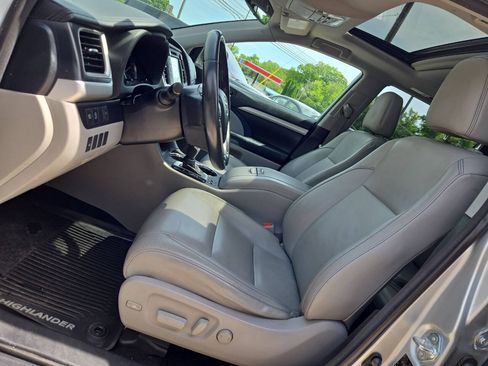 Used 2018 Toyota Highlander XLE AWD/4WD image 16