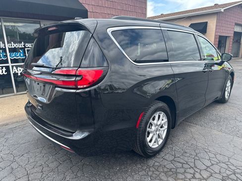 Used 2022 Chrysler Pacifica Touring-L image 5