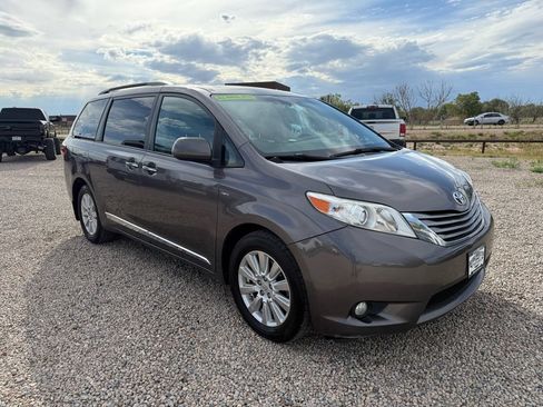 Used 2017 Toyota Sienna XLE w/ XLE Navigation Package AWD/4WD image 2