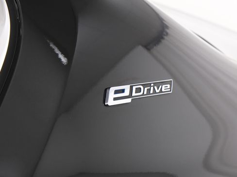 Used 2019 BMW 530e xDrive w/ Premium Package AWD/4WD image 3