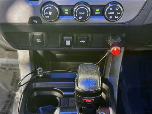Used 2020 Toyota Tacoma SR5 RWD image 22