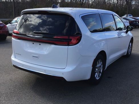 Used 2025 Chrysler Pacifica Select image 4
