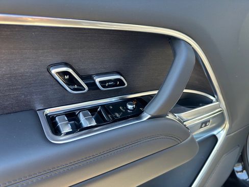 New 2025 Land Rover Range Rover Long Wheelbase SE image 9