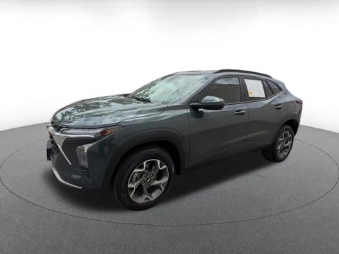 Used 2025 Chevrolet Trax LT FWD image 8