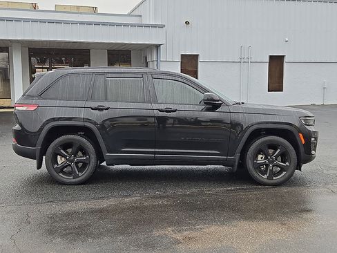 Used 2023 Jeep Grand Cherokee Limited w/ Black Appearance Package image 7