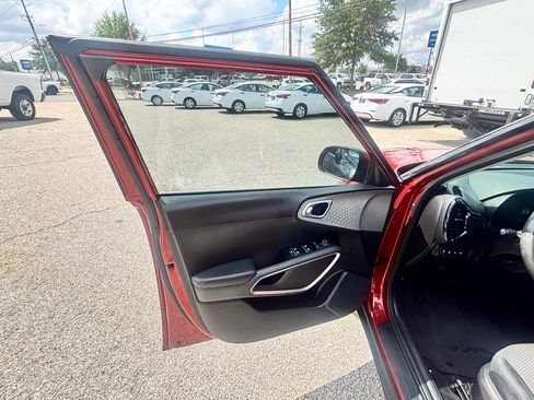 Used 2023 Kia Soul S FWD image 30