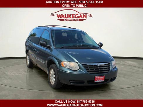 Used 2007 Chrysler Town & Country Touring FWD image 3