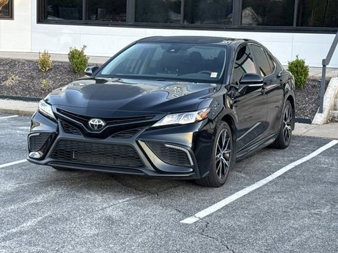 Used 2024 Toyota Camry SE image 3