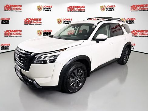 Certified 2024 Nissan Pathfinder SV w/ Black Appearance Package FWD image 13
