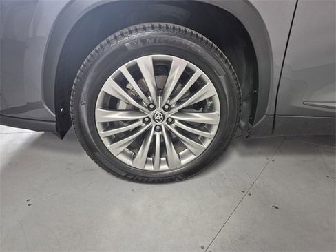 Used 2023 Toyota Highlander Platinum image 10