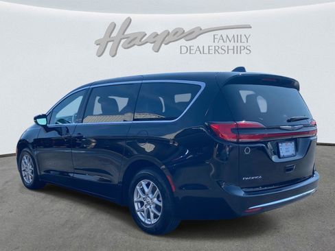 Certified 2025 Chrysler Pacifica Select image 8