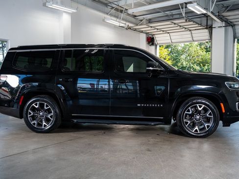 Used 2023 Jeep Wagoneer Series III w/ Preferred Equipment Group image 5