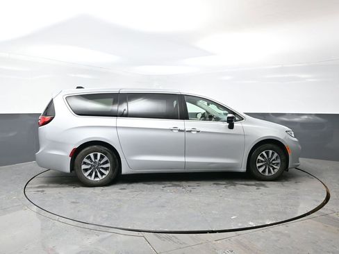Used 2024 Chrysler Pacifica Limited FWD image 4