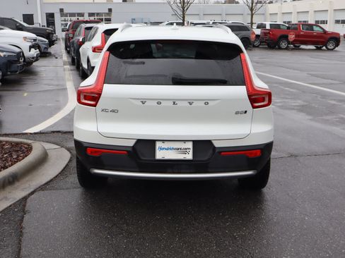 Used 2025 Volvo XC40 B5 Core image 9
