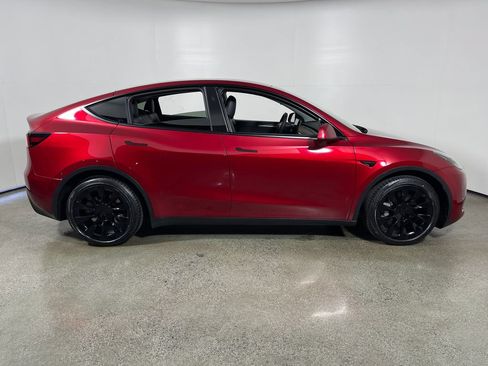 Used 2024 Tesla Model Y Long Range AWD/4WD image 2