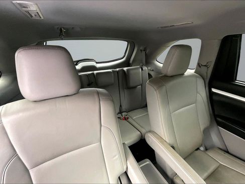 Used 2018 Toyota Highlander XLE AWD/4WD image 28
