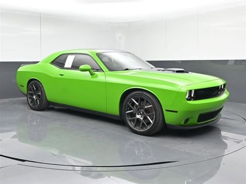 Used 2017 Dodge Challenger R/T image 3