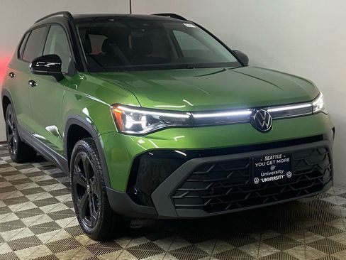 New 2026 Volkswagen Taos SE image 1