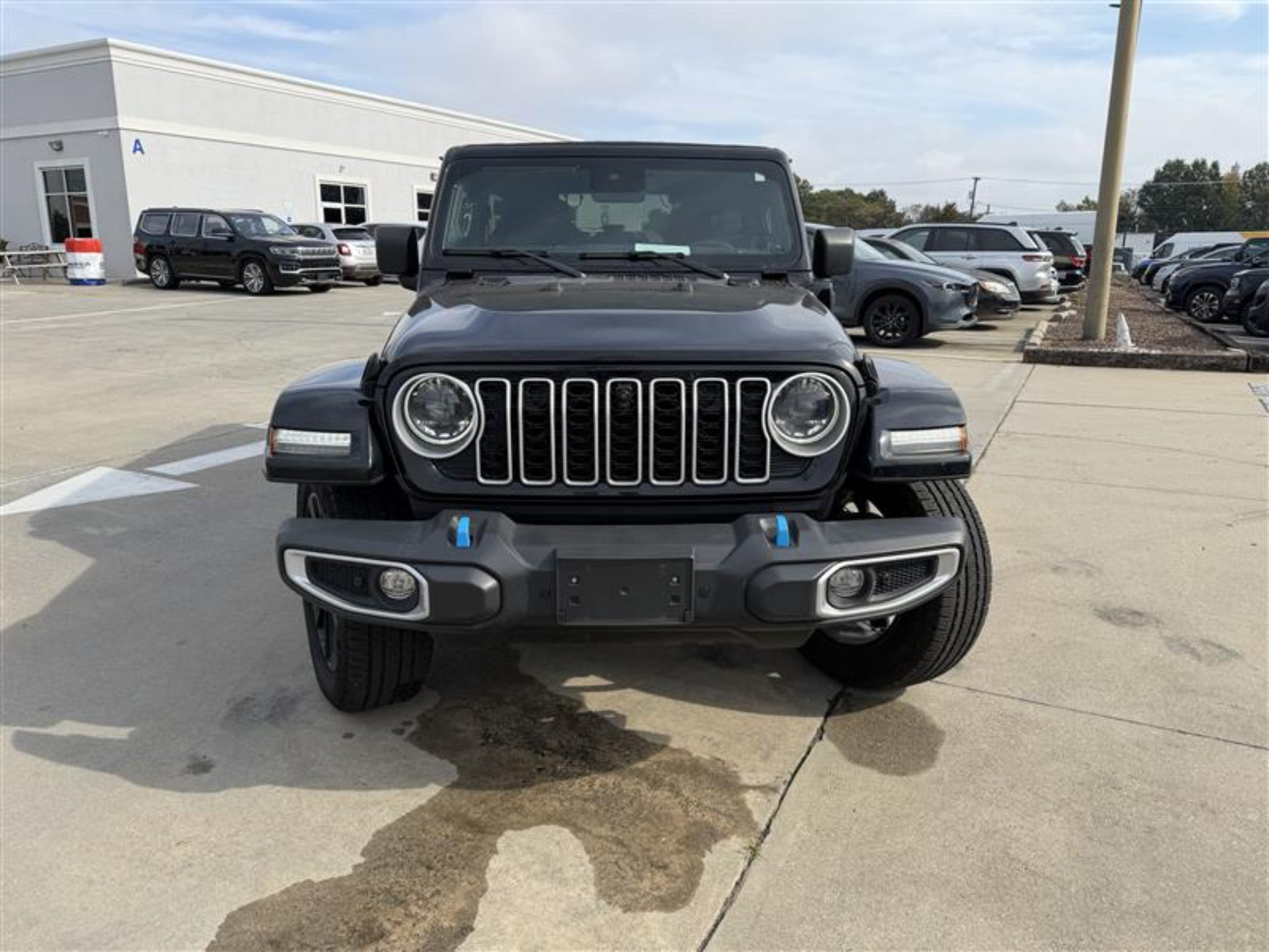 Used 2024 Jeep Wrangler Unlimited Sahara w/ Technology Group AWD/4WD image 11