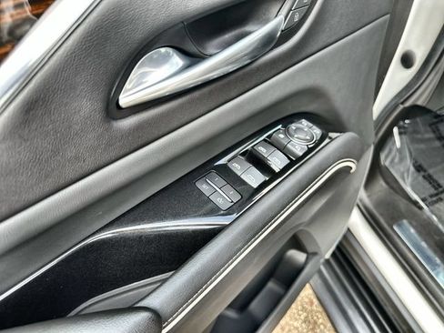 Used 2021 Cadillac Escalade Premium Luxury AWD/4WD image 17