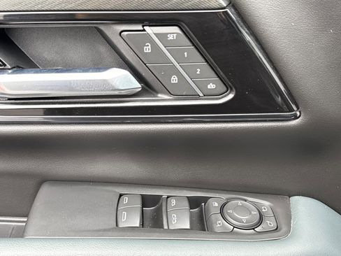 Used 2025 GMC Yukon XL AT4 w/ AT4 Premium Package image 21