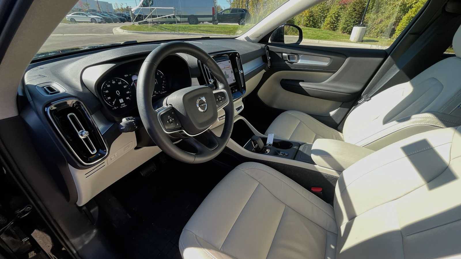 Used 2022 Volvo XC40 T5 Momentum w/ Premium Package AWD/4WD image 15