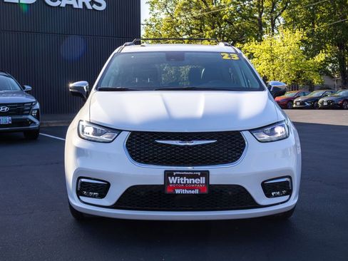 Used 2023 Chrysler Pacifica Limited FWD image 4