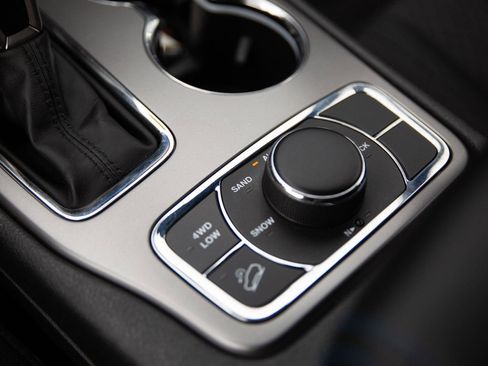 Used 2019 Jeep Grand Cherokee Laredo AWD/4WD image 17