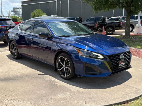 Used 2023 Nissan Altima 2.5 SR w/ SR Premium Package FWD image 7