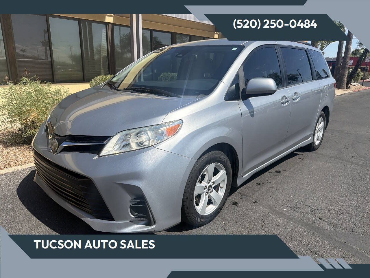 Used 2018 Toyota Sienna LE w/ Carpet Mat Package FWD image 1
