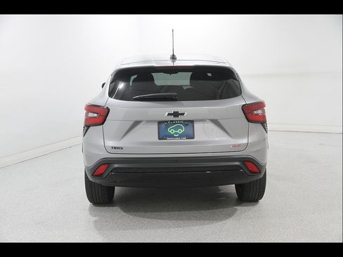 Used 2024 Chevrolet Trax RS w/ Sunroof Package FWD image 19