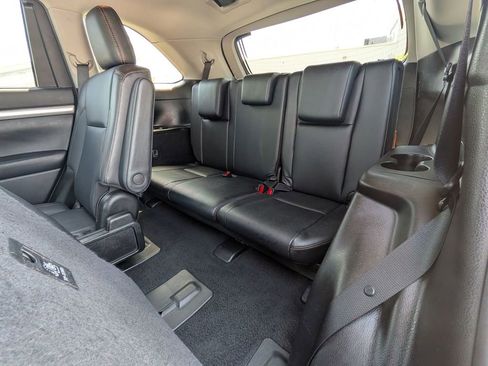 Used 2019 Toyota Highlander XLE AWD/4WD image 28