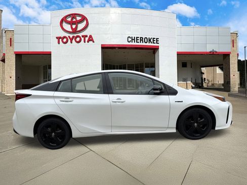 Used 2021 Toyota Prius LE image 4