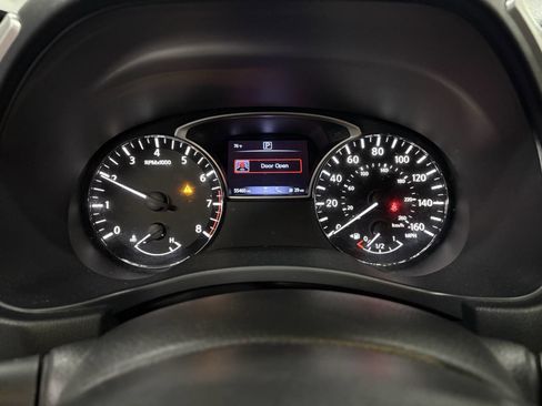 Used 2020 Nissan Pathfinder SV image 15