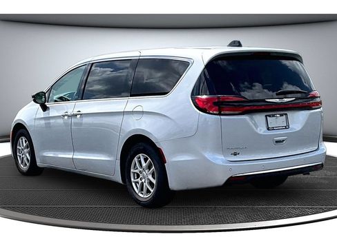Used 2024 Chrysler Pacifica Touring-L FWD image 17
