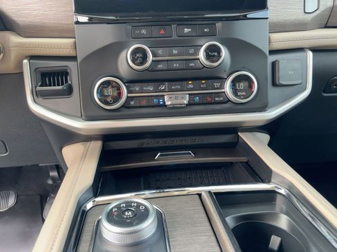 Used 2024 Ford Expedition Limited image 18