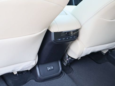 Used 2023 Toyota Highlander XLE FWD image 24