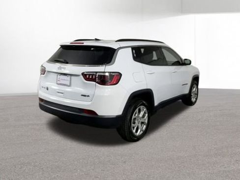 Used 2024 Jeep Compass Latitude image 9